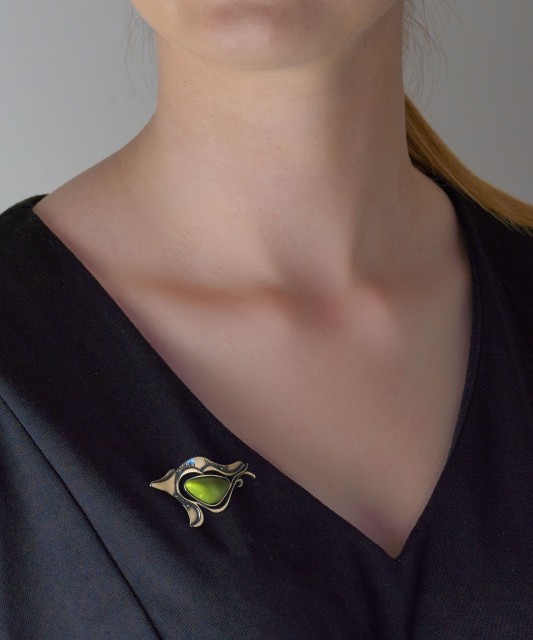 Серебряная брошь с жадеитом