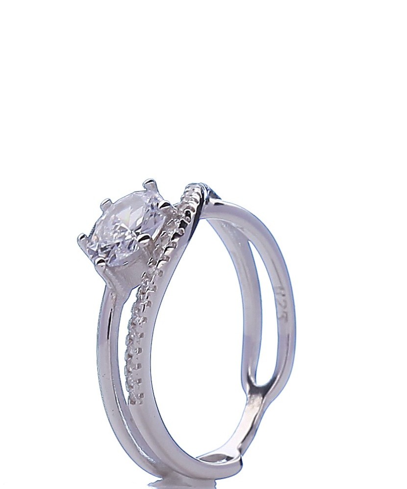 Sterling silver ring with zircons