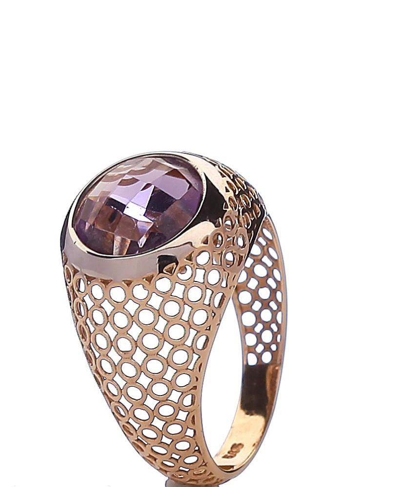 Gold ring with zirconium