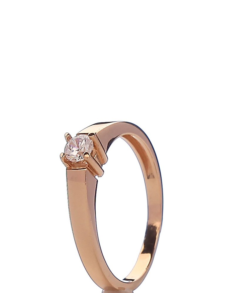 Gold ring with zirconium