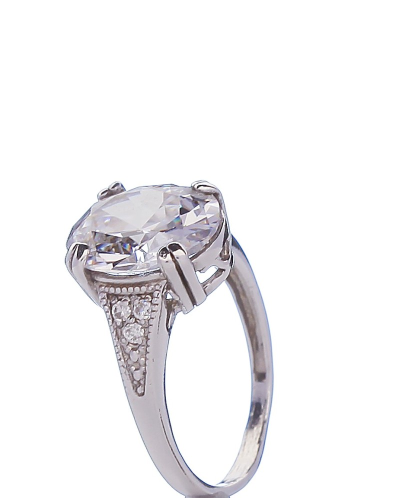 Sterling silver ring with zircons