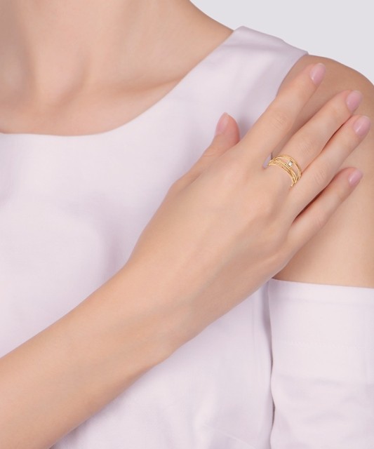 Gold ring with zirconium