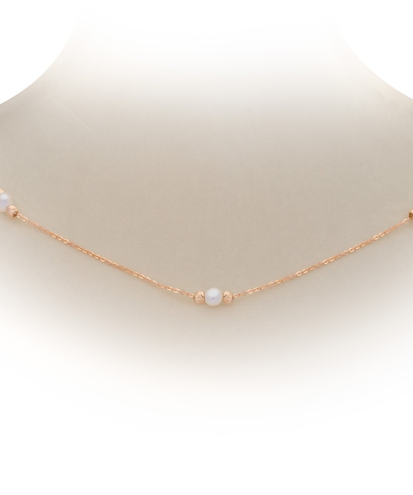 Gold chain with pearls