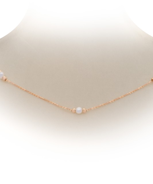 Gold chain with pearls