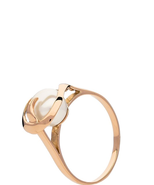 Gold ring with pearl