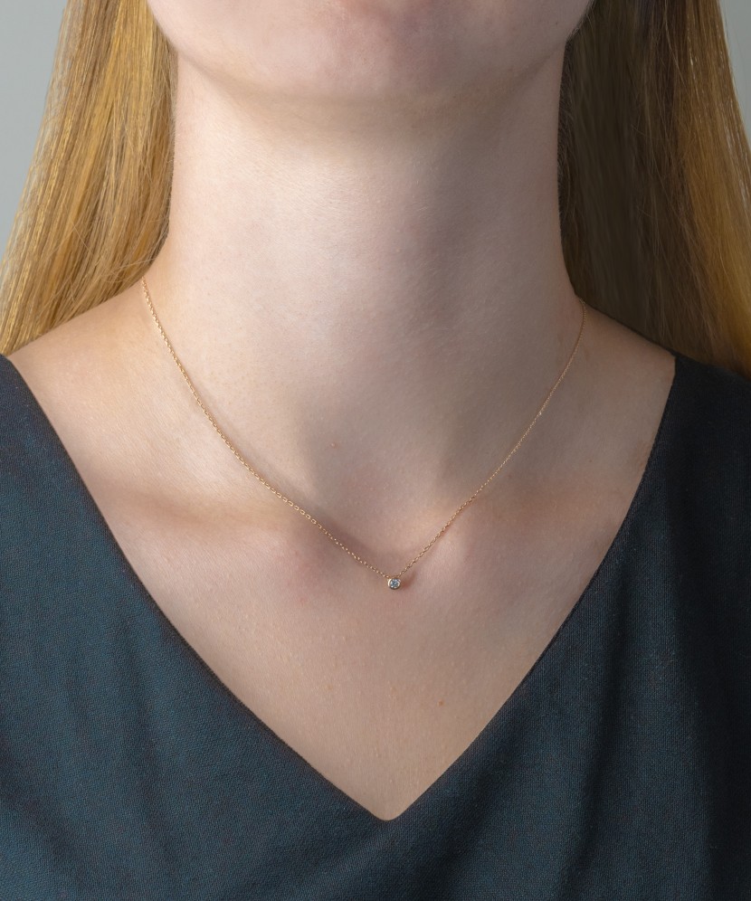 Gold chain with diamond pendant