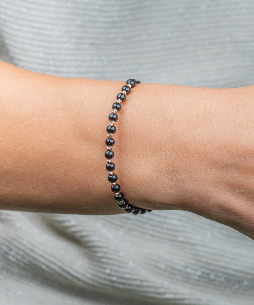 Браслет из чёрной нити с золотом и ониксами