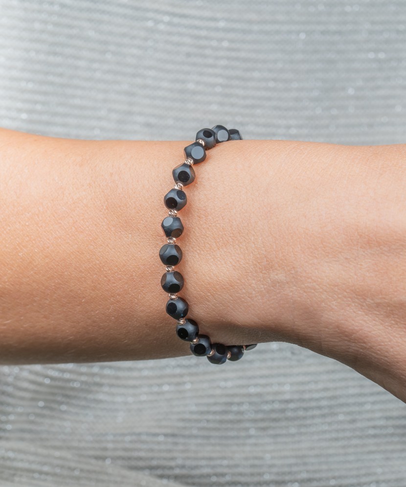 Браслет из чёрной нити с золотом и ониксами