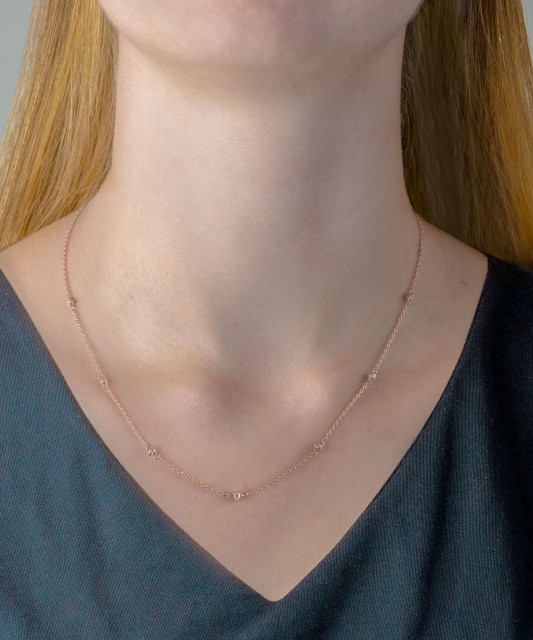 Gold chain with zirconium pendant