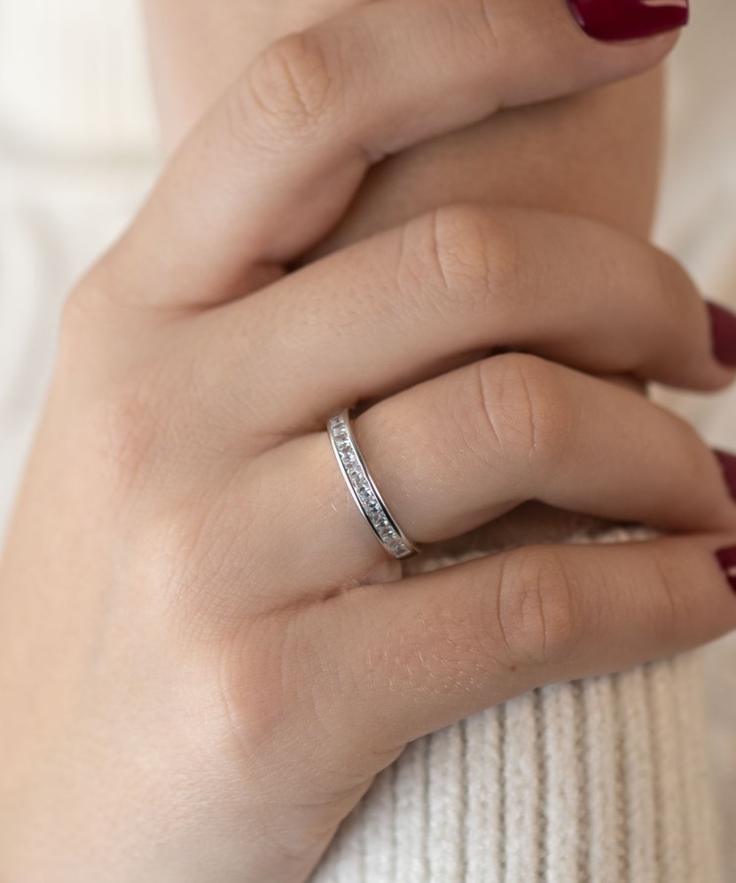Sterling silver ring with zircons