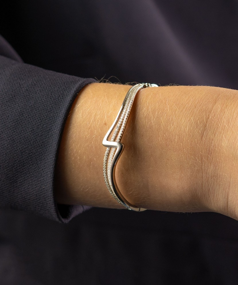 Серебряный жёсткий браслет с цирконами