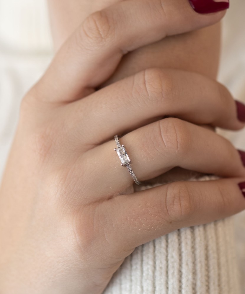 Sterling silver ring with zircons