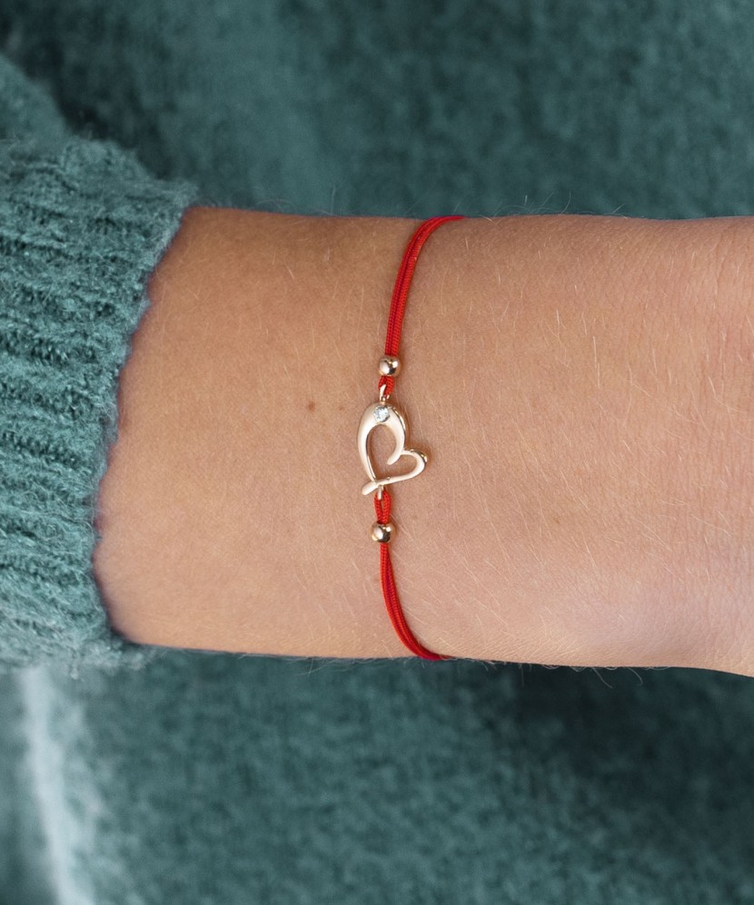 Red string bracelet with gold pendant "Heart"