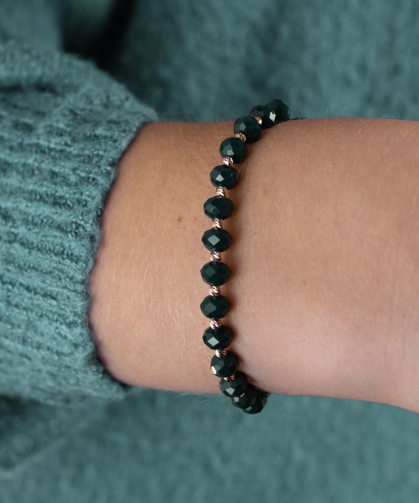 Green string bracelet with gold and onixes