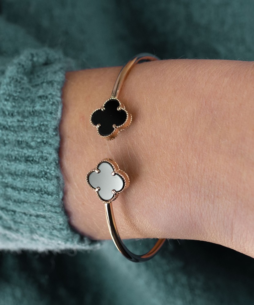 Жёсткий золотой браслет и ониксом