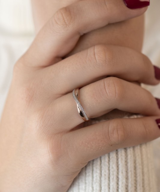Gold ring with diamonds