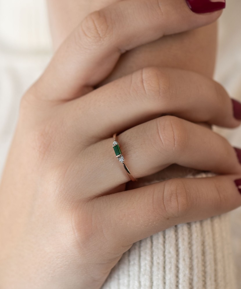 Gold ring with Emerald and diamonds