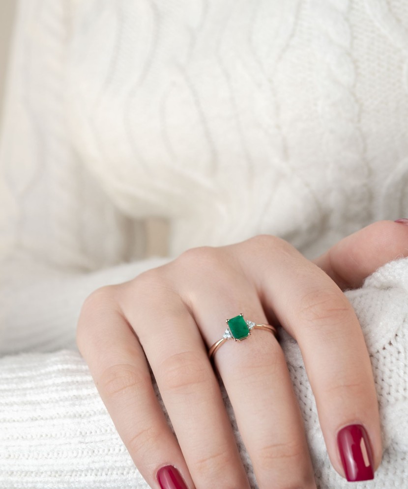 Gold ring with Emerald and diamonds