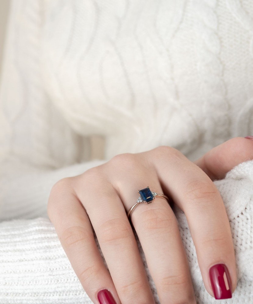 Золотое кольцо с сапфиром и бриллианты Золотое кольцо с сапфиром и бриллианты