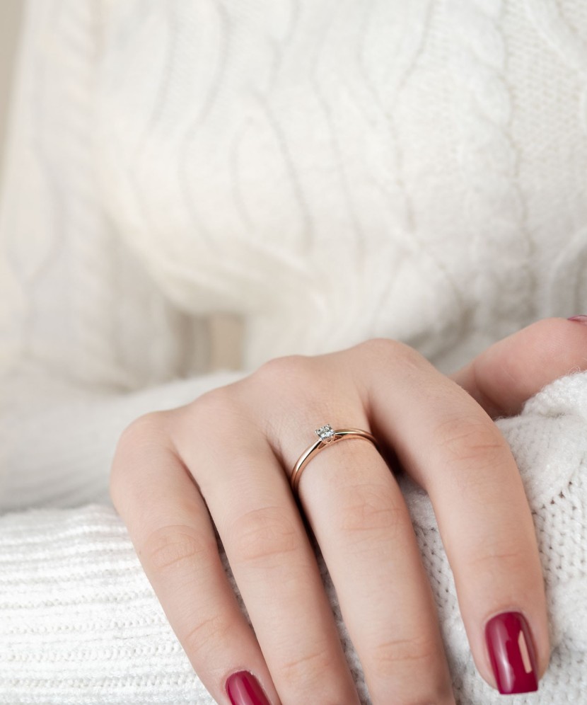 Кольцо из золота с бриллиантом Кольцо из золота с бриллиантом