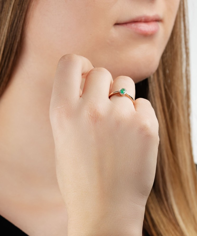 Gold ring with emerald and diamonds