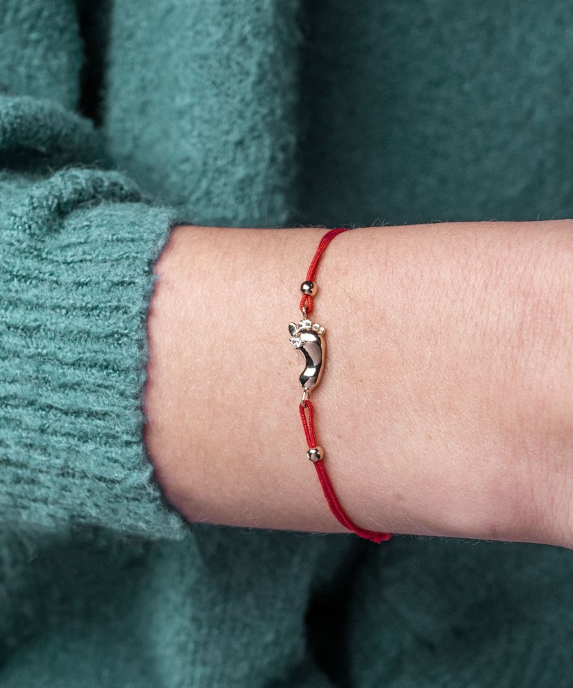 Red string bracelet with gold pendant "Foot"