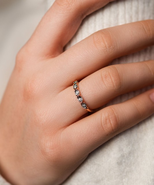 Gold ring with diamonds