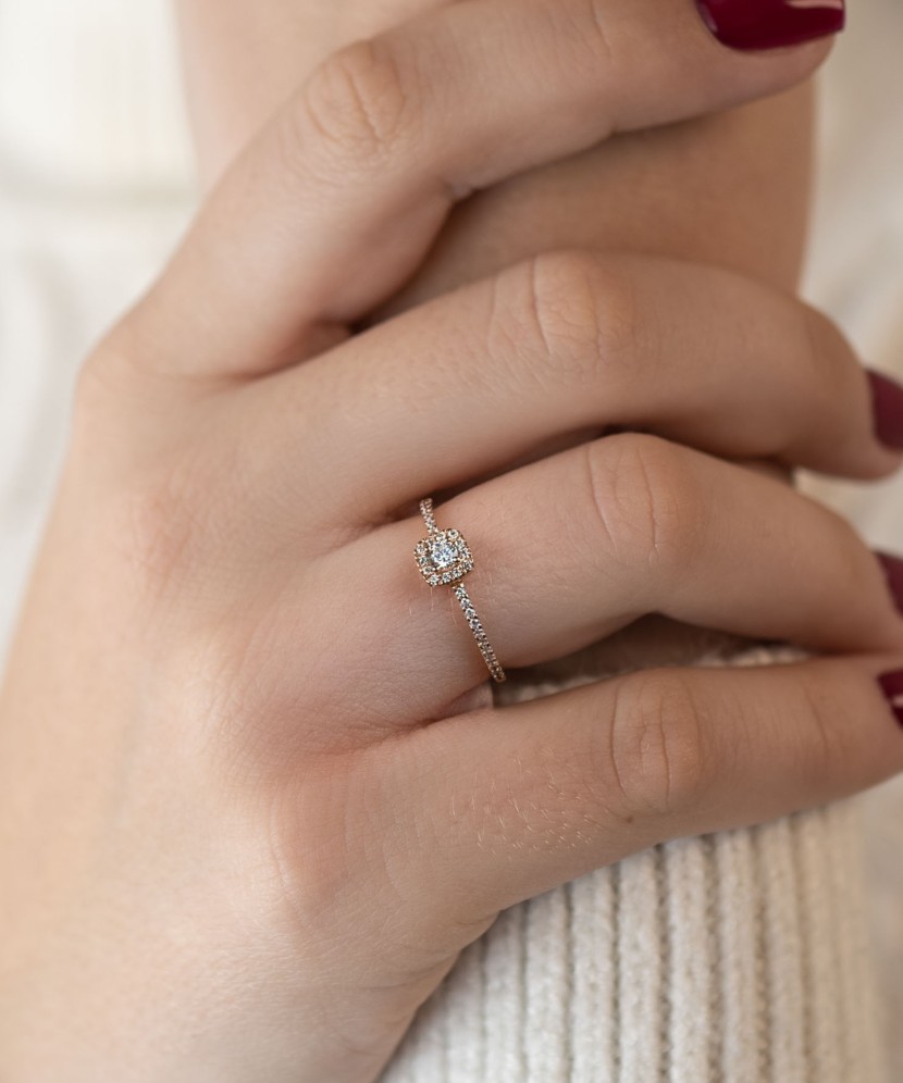 Gold ring with zircons