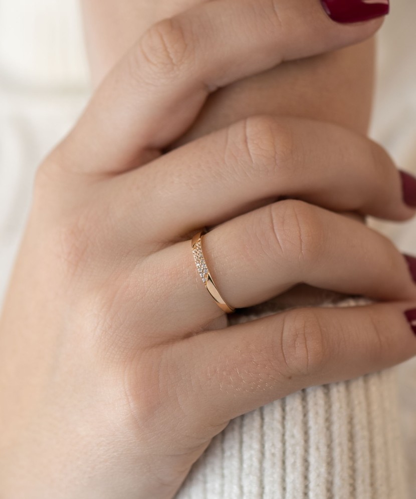 Gold ring with zircons