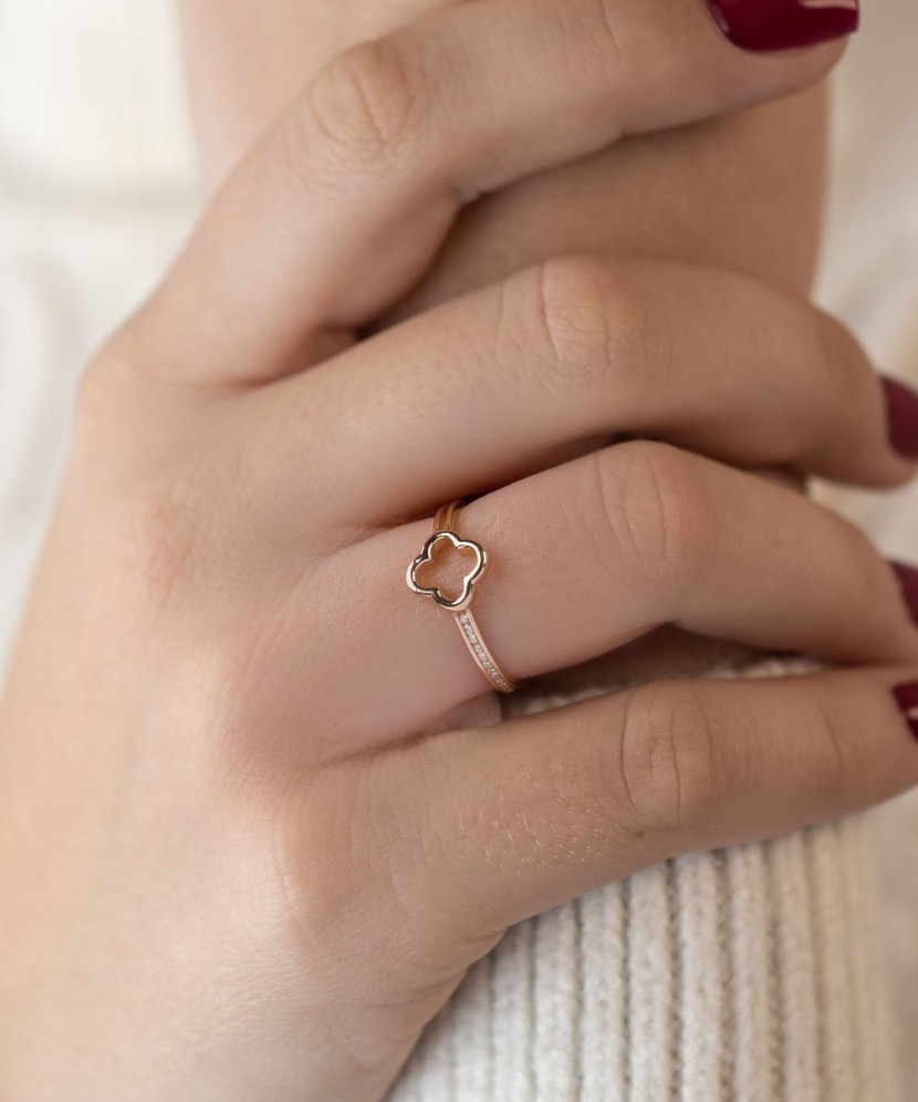 Gold ring with zircons