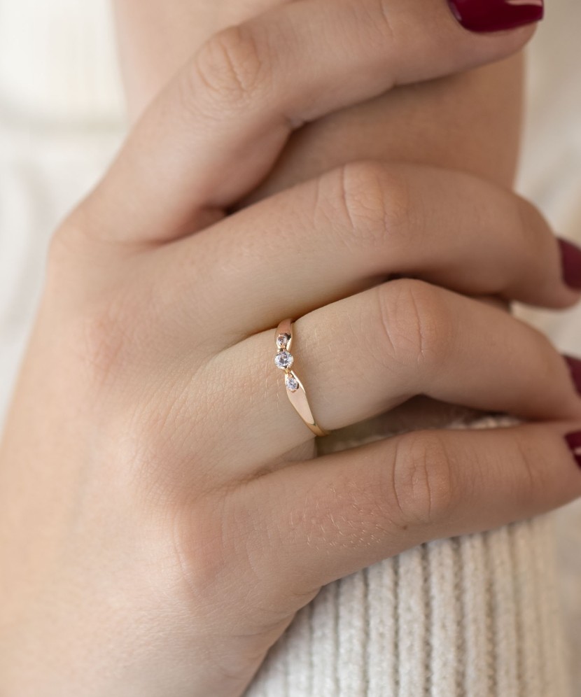 Золотое кольцо с цирконами Золотое кольцо с цирконами