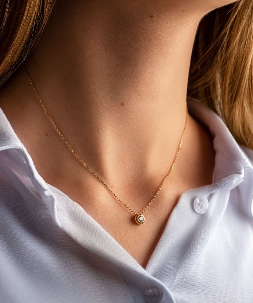Gold chain with zirconium pendant
