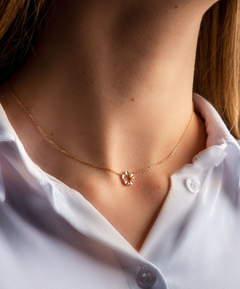 Золотая цепочка с подвеской из циркона Золотая цепочка с подвеской из циркона