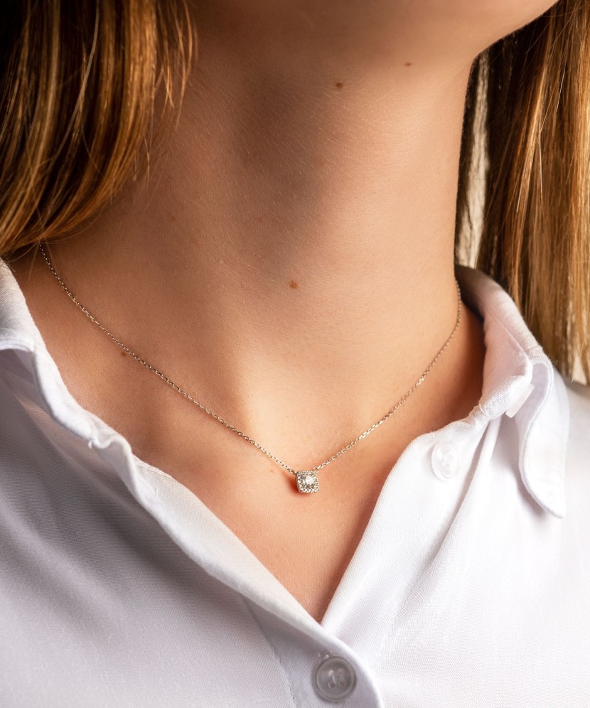 Цепочка из белого золота с подвеской из циркона