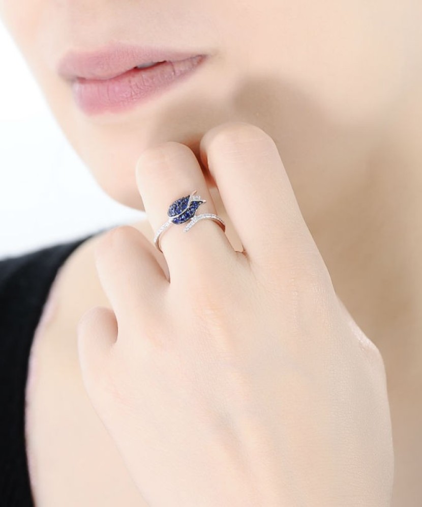 Sterling silver ring with zircons