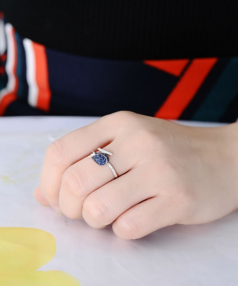 Кольцо из серебра с фианитами Кольцо из серебра с фианитами