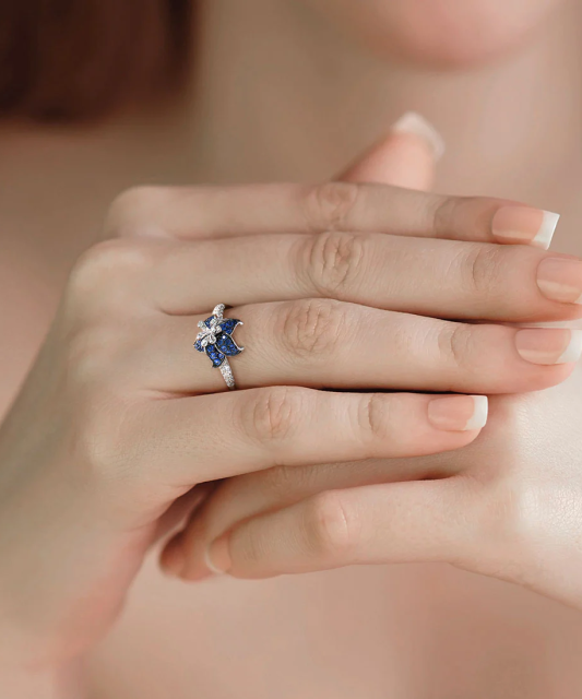 Кольцо из серебра с фианитами "Цветок"