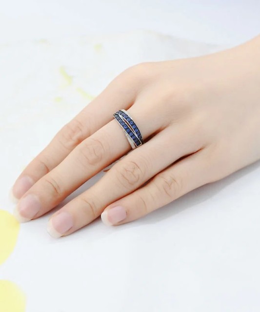 Sterling silver ring with zircons