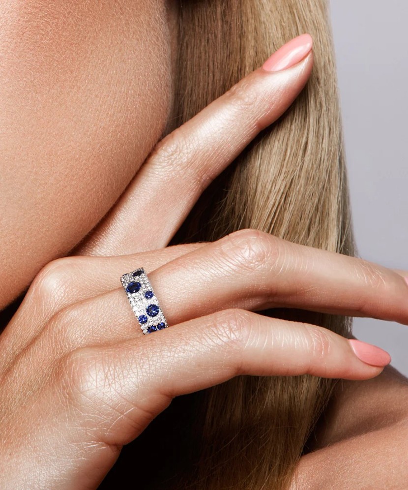 Sterling silver ring with zircons