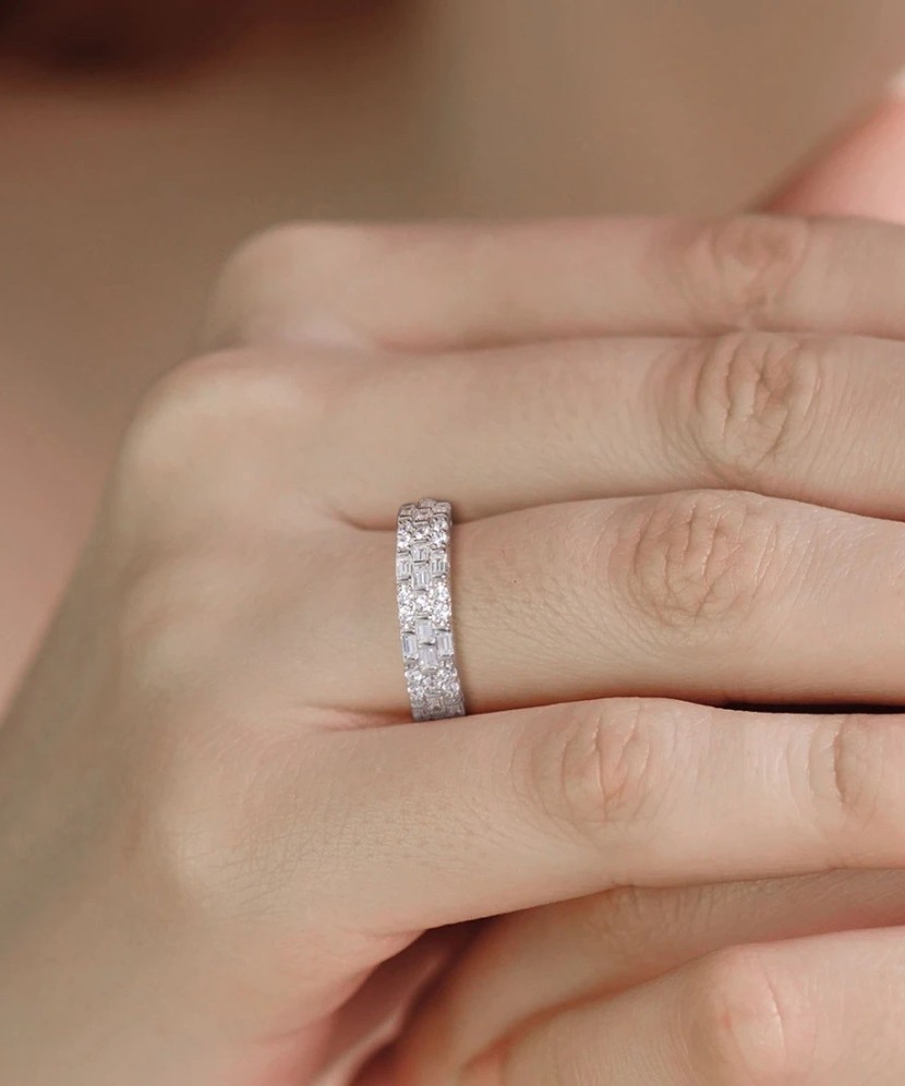 Sterling silver ring with zircons