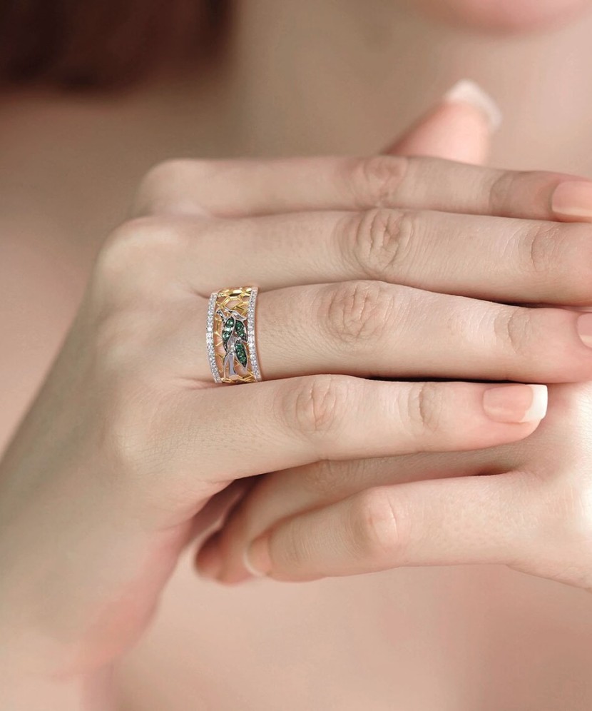 Sterling silver ring with zircons