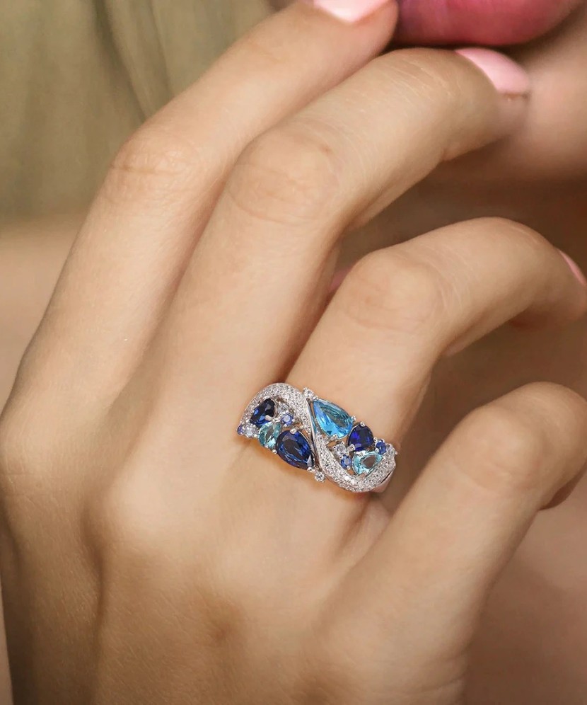 Sterling silver ring with zircons