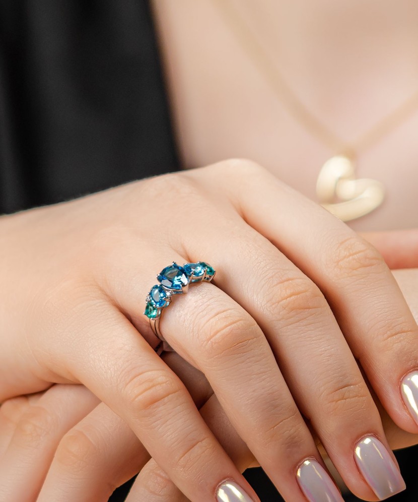 Sterling silver ring with zircons