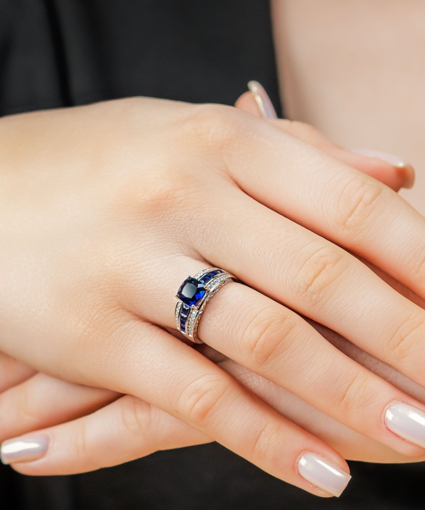 Sterling silver ring with zircons