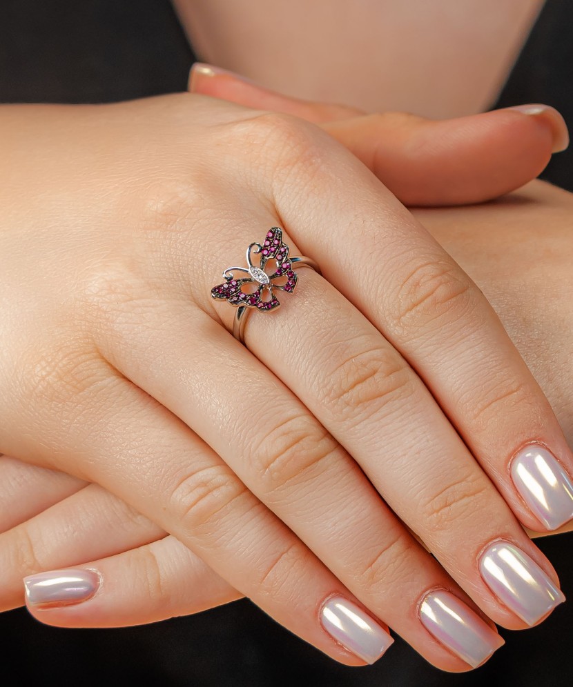 Кольцо из серебра с фианитами и нано-рубином "Бабочка" Кольцо из серебра с фианитами и нано-рубином "Бабочка"