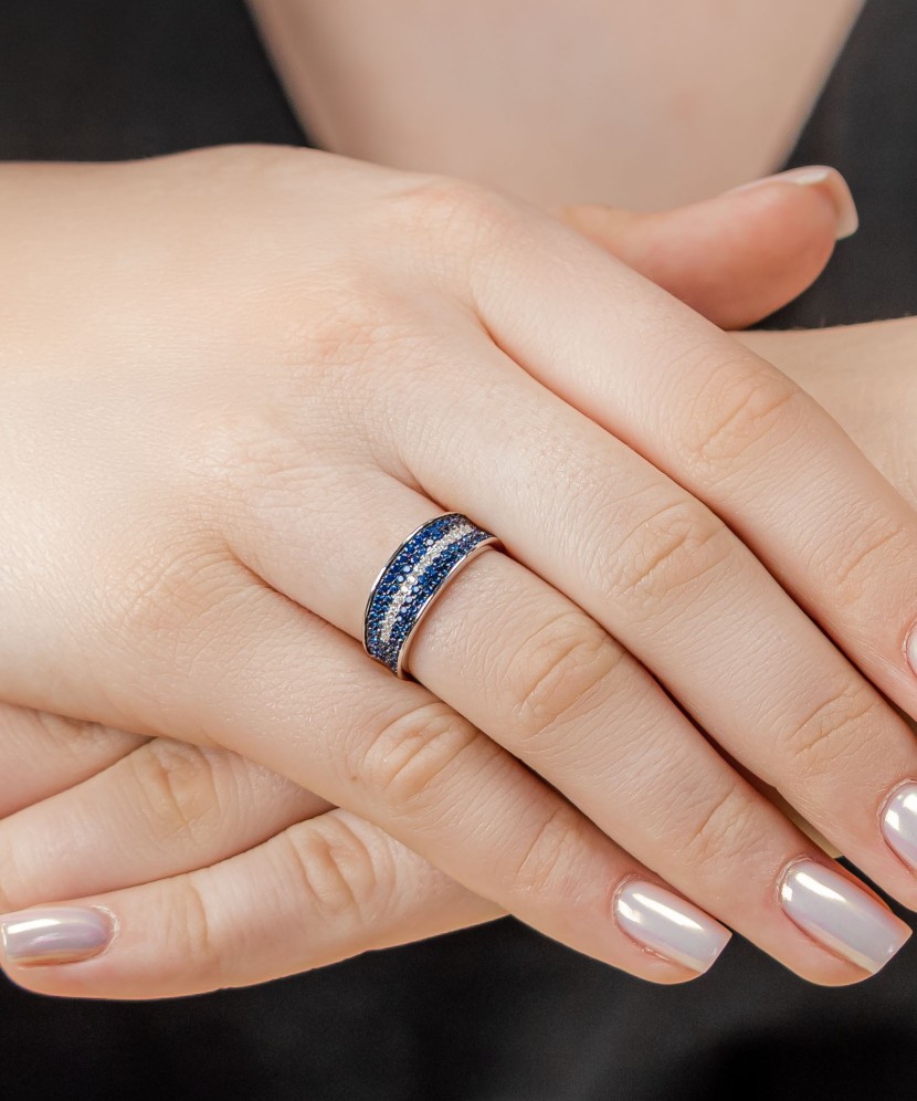 Кольцо из серебра с фианитами Кольцо из серебра с фианитами