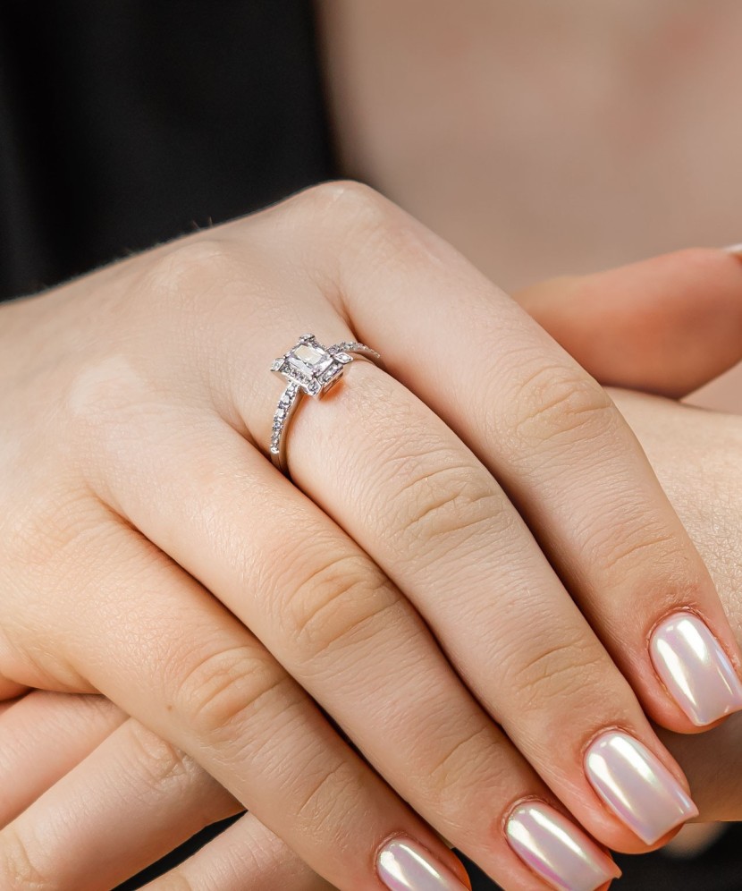 Sterling silver ring with zircons