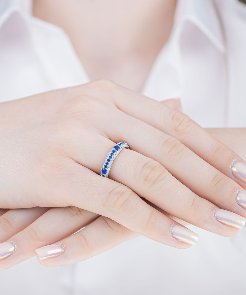 Кольцо из серебра с фианитами Кольцо из серебра с фианитами