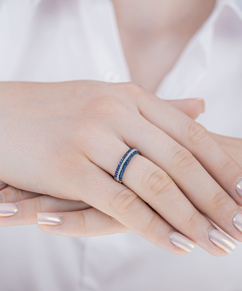 Кольцо из серебра с фианитами Кольцо из серебра с фианитами