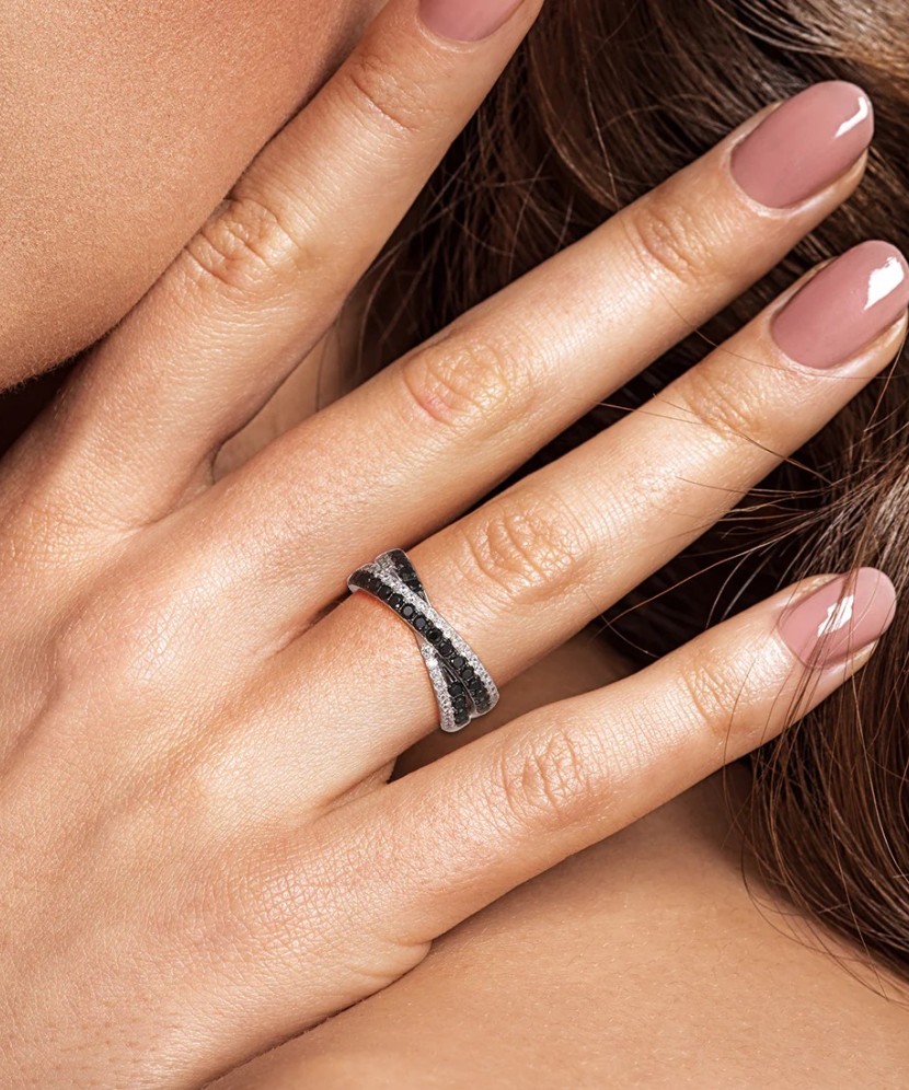 Серебряное кольцо со шпинелями и цирконами Серебряное кольцо со шпинелями и цирконами